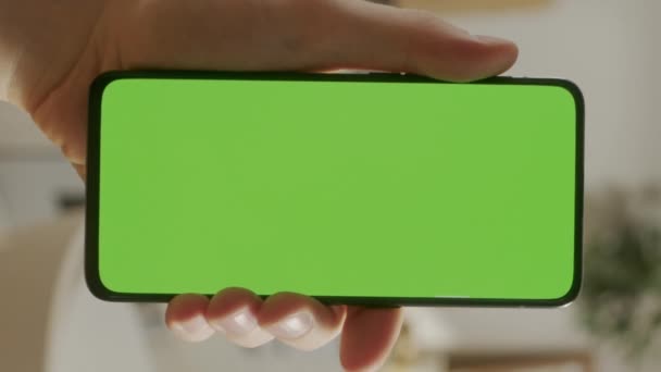 Synpunkt Man håller Chroma Key Green Screen Smartphone titta på innehåll utan att röra eller svepa. Pojke Använda Mobiltelefon, Bläddra Internet, Titta på innehåll, Videor, Bloggar. — Stockvideo