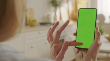 Mutfak Odasında Oturan Kadın Yeşil Model Ekran Anahtarı ile Bir Sandalyede Otururken İzleme Noktaları İzlemeden İnternet İçerik Videoları Blog 'ları. Yukarı ve Yukarı Tıklama Merkezi