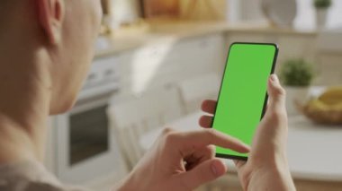İki kez sağa kayıyorum. Uzayı Kopyalamak için Yeşil Ekranlı Telefondaki Adam 'ın Arka Görünümü. Chromakey İşaretlemesiz Mock Up. Erkek Sörfçü İnternet İçerik Videoları Blog 'ları.