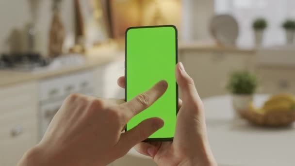 Cámara de mano: Punto de vista del hombre rubio que sostiene la clave de croma Pantalla verde Smartphone Ver contenido con tocar o deslizar hacia la izquierda dos veces. — Vídeos de Stock