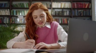 İçişleri Bakanlığı 'nda Çevrimiçi Ders Veren Genç Öğrenci Kadın Çalışması ya da Kütüphane Konuşmaları Konferansı Video Sohbeti, Not Al İç İşleri Masasında Otur Laptop bilgisayarına bak