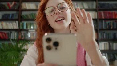 Güvenilir Ofis Öğrencisi Konferans Videosu Telefona Bakıyor. Genç Öğrenci Müşteri Hizmetleri Yöneticisi Uzaktan Kumandalı Sohbetle Webcam İletişim Kuruyor.