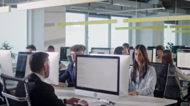 Modern Açık Uzay Ofisi İş Adamları ve İş Kadınları geniş pencereli ve doğaya bakan bir odada çalışıyorlar. İş kollektifinde olumlu ruh hali. Modern açık uzay ofisi iç mimarisi.
