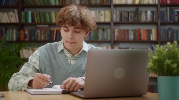 Smiling Young Man Student Study With Online Tutor Teacher Talk Conference Calling Do Video Chat Learn Language Machen Sie sich Notizen Sitzen Sie am Home Office Desk Blick auf Laptop Computer — Stockvideo