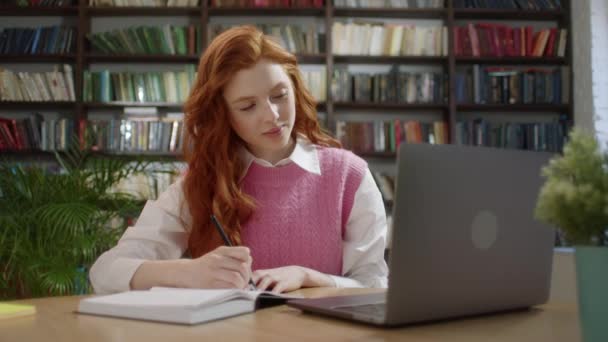 Smiling Young Woman Student Study With Online Tutor Teacher Talk Conference Calling Do Video Chat Learn Language Machen Sie sich Notizen Sitzen Sie am Home Office Desk Blick auf Laptop Computer — Stockvideo