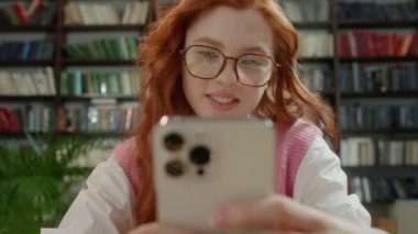 Yan görüş. Cep telefonu kullanan Asyalı kızın eli ya da Ev Sabahı ve Günışığında Sohbet. Young Moman Hand with Phone 'u kapat.