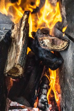 Ortamı ısıtmak için ateşten daha iyi bir şey yoktur..
