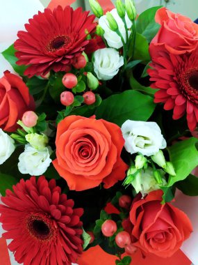 Gül ve gerbera buketi