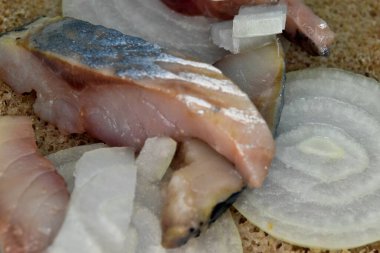 Ringa ve soğanlı siyah ekmek sandviçi.