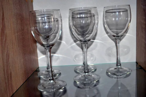 棚の上のガラスワイングラス — ストック写真
