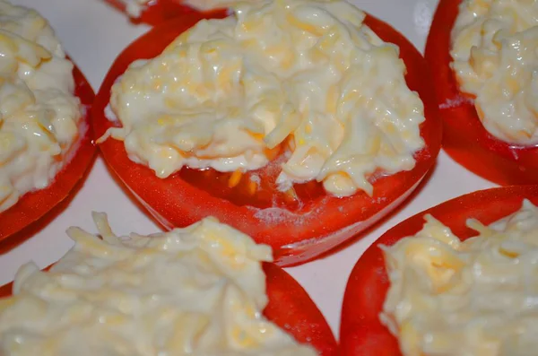 Tranches Tomate Rouge Juteuse Fromage Mayonnaise Ail — Photo