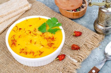 Sağlıklı beslenme. Mısır gevreğiyle doğranmış sebze. Stüdyo Fotoğrafı