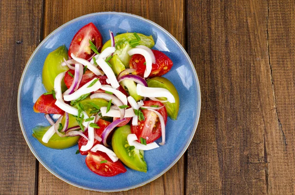 Ensalada Verduras Saludables Con Tomates Trozos Calamar Estudio Foto — Foto de Stock