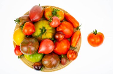 Beyaz arka planda farklı renkte domatesler. Stüdyo Fotoğrafı.