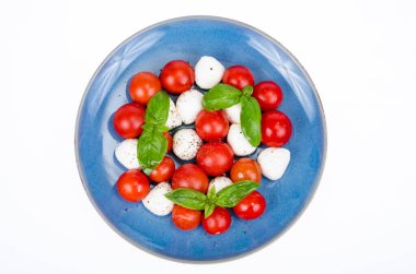 Tabağında mozarella topları olan sebze salatası, beyaz arka plan. Stüdyo Fotoğrafı