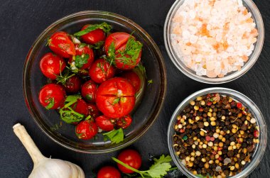 Bitki ve sarımsaklı domates turşusu. Stüdyo Fotoğrafı