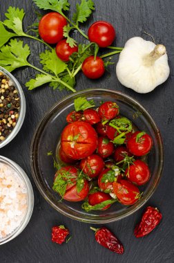 Bitki ve sarımsaklı domates turşusu. Stüdyo Fotoğrafı