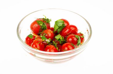 Bitki ve sarımsaklı domates turşusu. Stüdyo Fotoğrafı