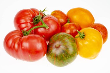 Beyaz arka planda farklı renkte domatesler, izole edilmiş. Yakın plan. Durgun hayat. Çeşit çeşit. Stüdyo Fotoğrafı