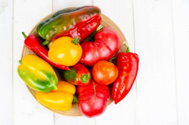 Ahşap masada çok renkli tatlı biber ve domates. Stüdyo Fotoğrafı
