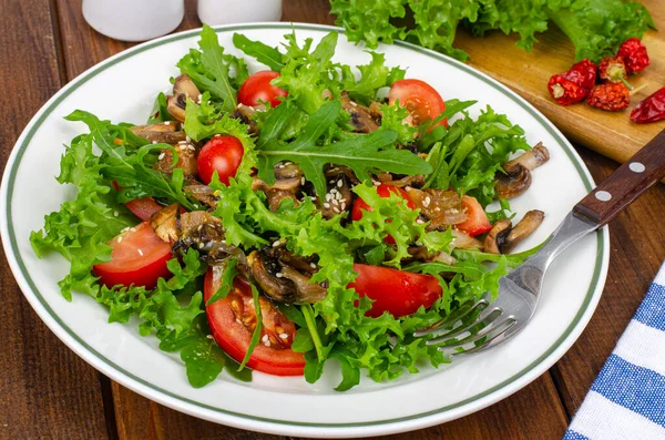 Kost Sallad Ruccolablad Tomater Och Stekt Svamp Träbord Studiofoto — Stockfoto