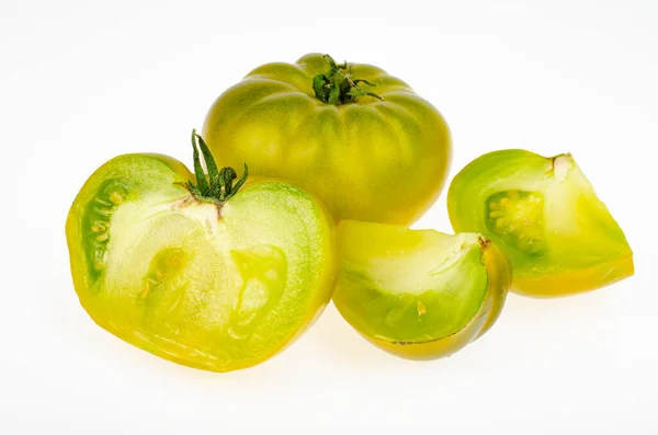 토마토 열매의 초록색 조각들 배경에 분리되어 있습니다 Studio Photo — 스톡 사진