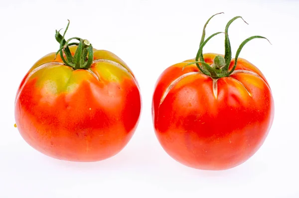 Dos Tomates Rojos Maduros Con Piel Agrietada Estudio Foto — Foto de Stock