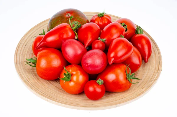 Assortiment Tomates Colorées Maison Différentes Formes Sur Une Assiette Bois — Photo