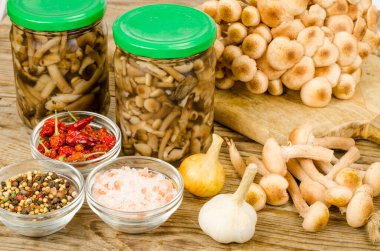 Cam kavanozda yabani mantar turşusu. Ev yapımı hazırlıklar. Stüdyo Fotoğrafı.