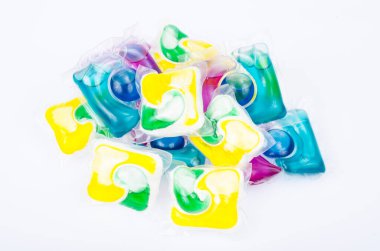 Çamaşır ve bulaşık yıkamak için çok renkli kapsüller. Stüdyo Fotoğrafı