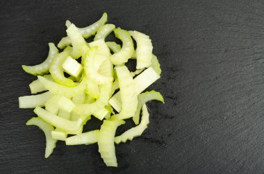 Siyah arka planda taze çiğ kereviz sapı dilimleri. Stüdyo Fotoğrafı