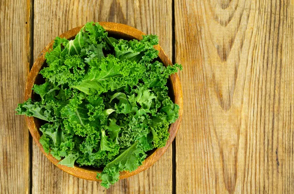 Čerstvě Zelené Sabellica Listy Dřevěném Pozadí Zdravé Organické Potraviny Studio — Stock fotografie