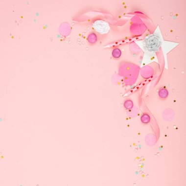 Kağıt Kalpler ile Soyut Arka plan, Sevgililer Günü için konfeti. Poster, afiş, posta, kart fotoğrafı için Aşk ve His Arkaplanı