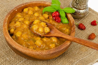 Tahta kasede köri soslu nohut. Stüdyo Fotoğrafı.