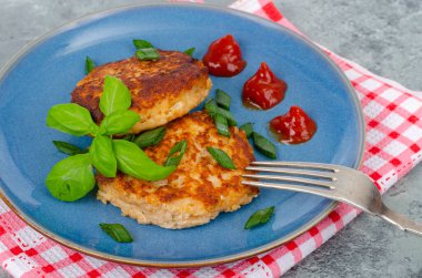 Mavi tabak ve iki kıymalı pirzola. Stüdyo Fotoğrafı.
