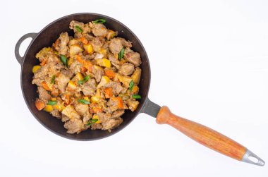 Kızartma tavası, yahni, bıldırcın ve sebze. Stüdyo Fotoğrafı.