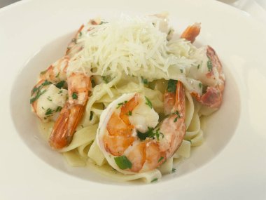 Ispanaklı makarna ve karides. Stüdyo Fotoğrafı