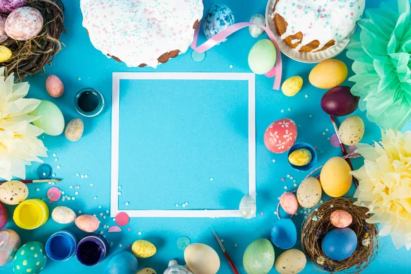 Fondo Colorido Con Huevos Pascua Sobre Fondo Lavanda Feliz Concepto — Foto de Stock