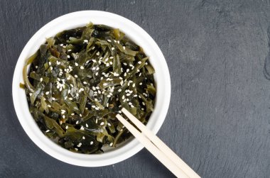 Susam tohumlu Japon yosunu. Fotoğraf..