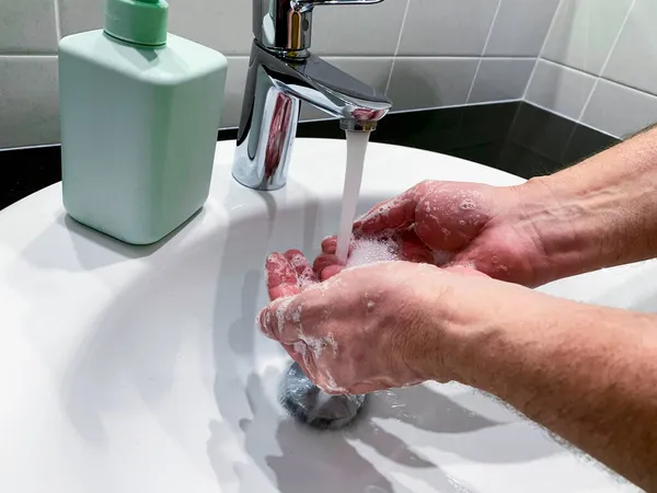 Lavarsi Mani Con Uomo Sapone Prevenzione Coronavirus Smettere Diffondersi — Foto Stock