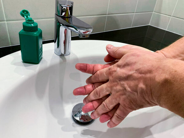 Лечение рук антисептиком для профилактики заболеваний. Студия фото