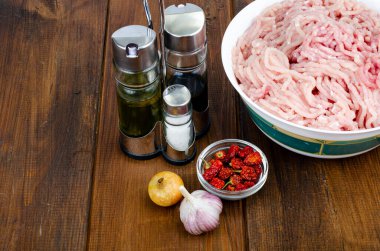 Taze kıymalı tabak, pişirmek için baharat. Fotoğraf.