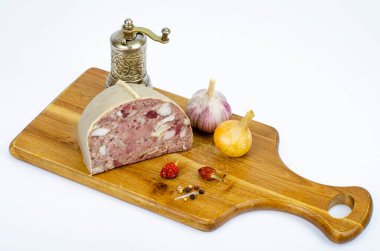 Bir parça et ürünü tuzlusu. Ahşap tahtada ev yapımı domuz eti. Lezzetli çerez. Fotoğraf.