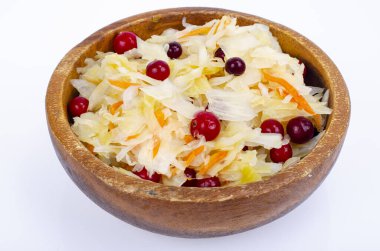 Ahşap kasede kırmızı kızılcıklı lahana turşusu. Fotoğraf.