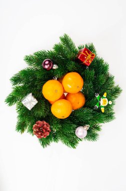 Mandalinalı ve tabaklı Noel çelengi. Stüdyo Fotoğrafı.