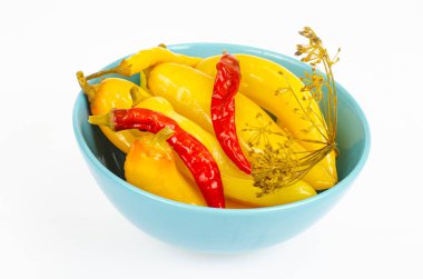 Kırmızı biber turşulu bir tabak. Stüdyo Fotoğrafı.