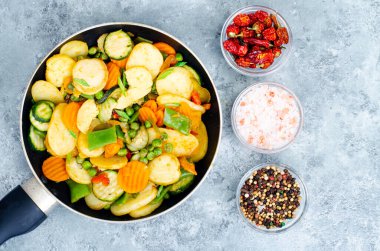 Tavada kızartılmış donmuş organik sebzelerin karışımı. Stüdyo Fotoğrafı.