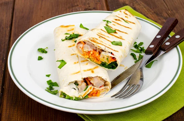 Dünner Lavasch Mit Gemüse Und Hühnchen Auf Teller Shawarma Foto — Stockfoto