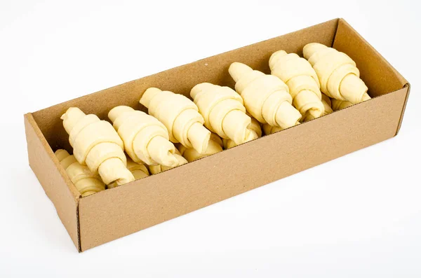 白い背景に箱の中で冷凍生のクロワッサン — ストック写真