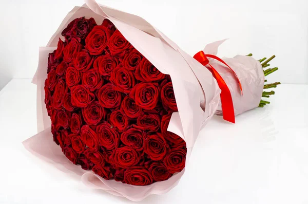 Luksusowy Świąteczny Bukiet Czerwonych Świeżych Róż Studio Zdjęcie — Zdjęcie stockowe